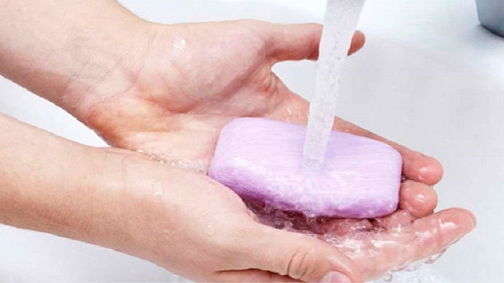 Мытьё рук мылом